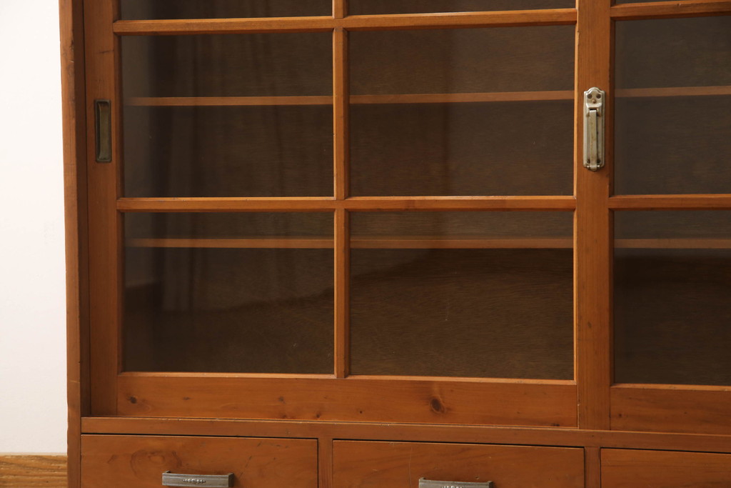 和製ビンテージ　昭和レトロ　使い勝手の良いサイズが魅力の薄型収納棚(サイドボード、サイドキャビネット、本箱、ブックケース、戸棚、飾り棚、ヴィンテージ)(R-066067)