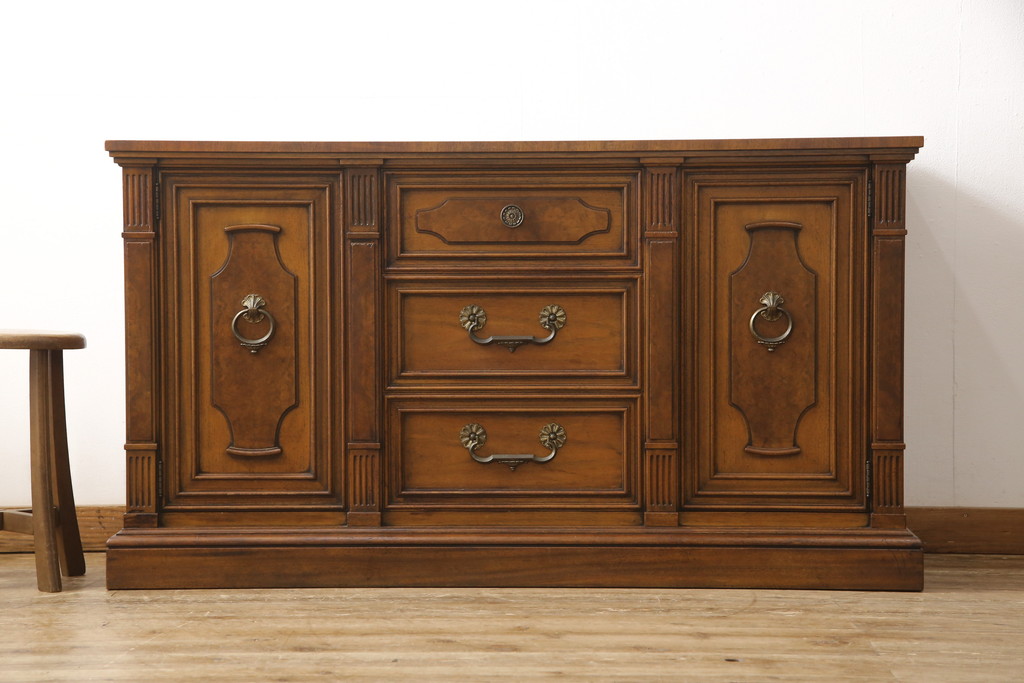 中古　美品　DREXEL HERITAGE(ドレクセルヘリテイジ)　FRANCESCA(フランチェスカ)シリーズ　高級感のある佇まいのサイドボード(クレデンザ、クリデンザ、収納棚、キャビネット、サイドキャビネット)(R-053478)