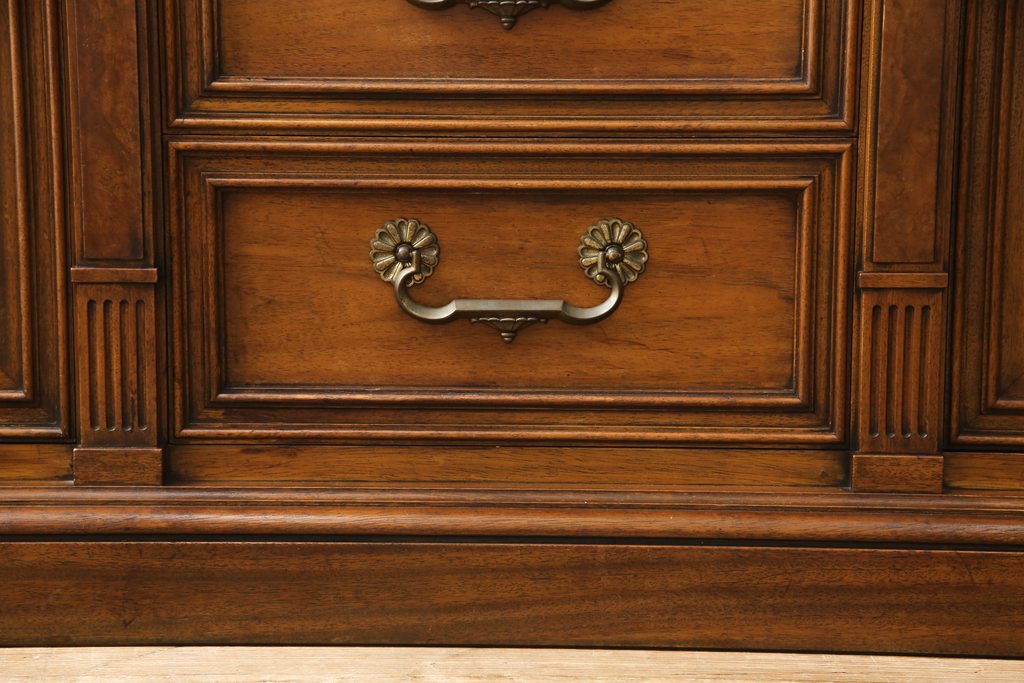 中古　美品　DREXEL HERITAGE(ドレクセルヘリテイジ)　FRANCESCA(フランチェスカ)シリーズ　高級感のある佇まいのサイドボード(クレデンザ、クリデンザ、収納棚、キャビネット、サイドキャビネット)(R-053478)