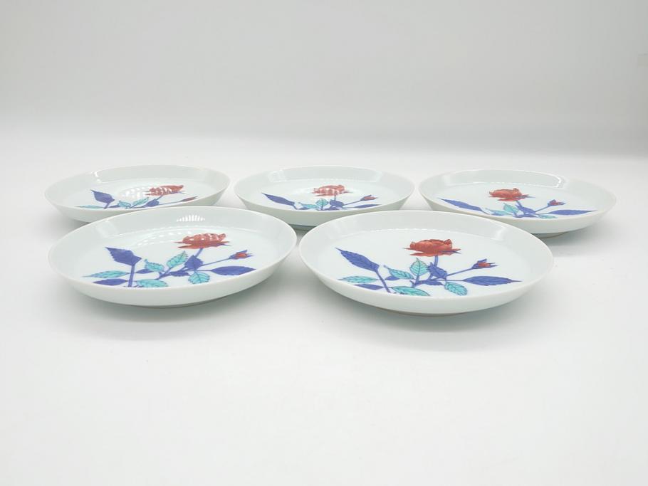 重要無形文化財　十二代 今泉今右衛門　錦　色絵　薔薇文　5.1寸　約15.5cm　大胆に描かれた薔薇の図が食卓のアクセントになる中皿5枚(銘々皿、色鍋島、和食器、五寸一分、共箱付き)(R-063955)