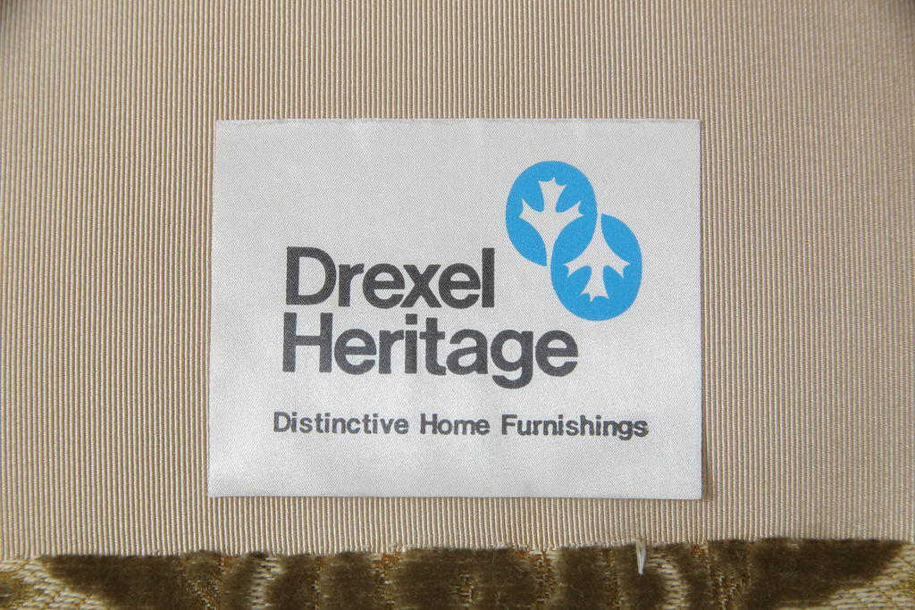 中古　美品　DREXEL HERITAGE(ドレクセルヘリテイジ)　 Upholstery(アップホルスタリー)　エレガントな空間を演出するクッション付き3人掛けソファ(三人掛け、3P)(R-057073)
