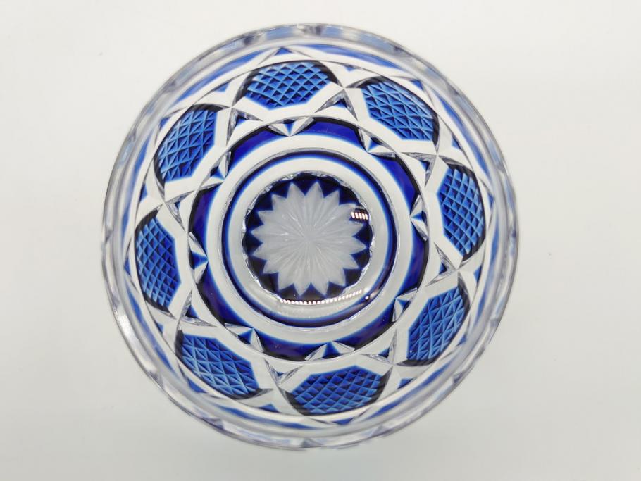 鹿児島県指定伝統的工芸品　薩摩切子　薩摩ガラス工芸　精巧なカットと澄んだ色が魅力的なぐい呑み(藍被せ切子、猪口、グラス、共箱付き)(R-063957)