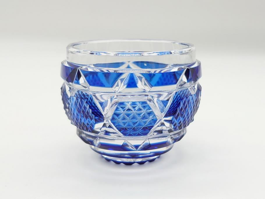 鹿児島県指定伝統的工芸品　薩摩切子　薩摩ガラス工芸　精巧なカットと澄んだ色が魅力的なぐい呑み(藍被せ切子、猪口、グラス、共箱付き)(R-063957)