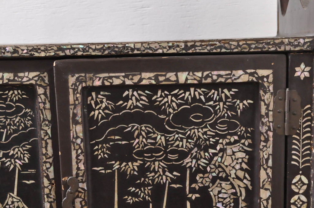 和製アンティーク　繊細な螺鈿(ラデン)細工が美しい小さな飾り棚(茶棚、収納棚、戸棚、卓上収納)(R-068152)