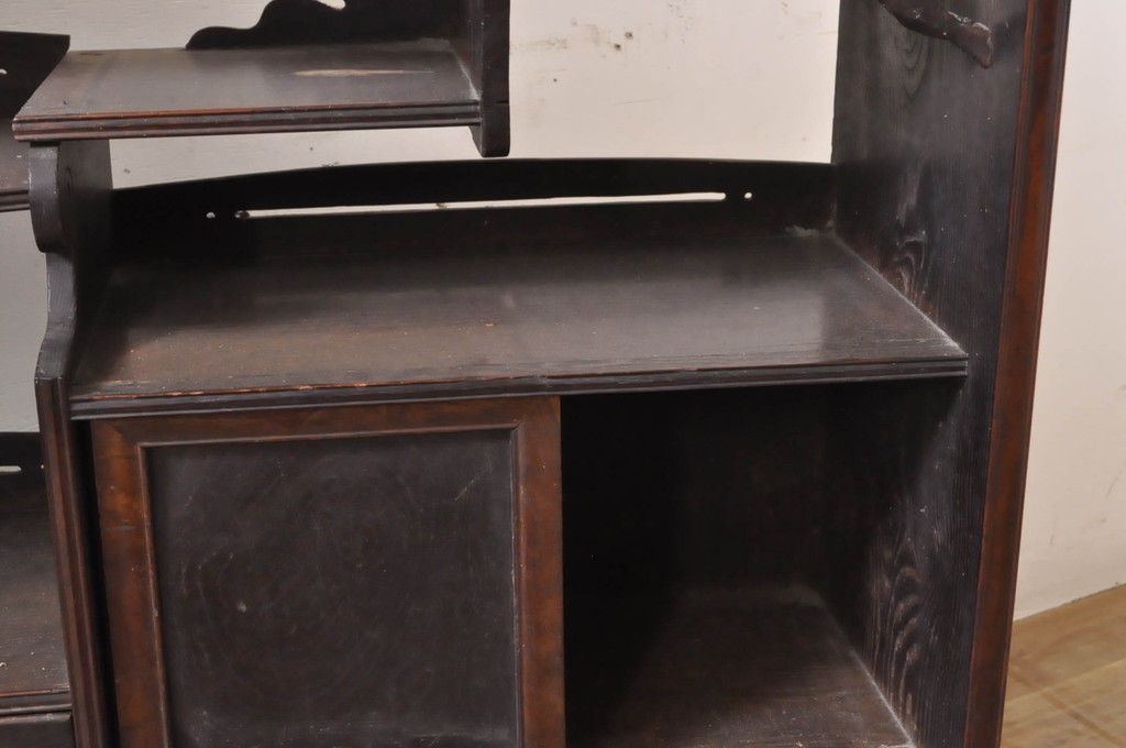 和製アンティーク　三方欅(ケヤキ)材　重厚な佇まいが魅力的な小振りの茶箪笥(違い棚、茶棚、収納棚、飾り棚、戸棚)(R-068155)