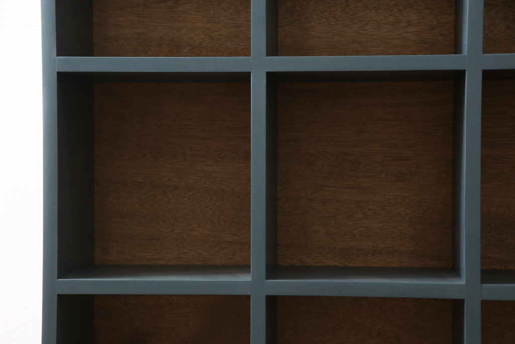 ラフジュ工房オリジナル　ペイント家具　ヒノキ材　レトロな雰囲気を醸し出すマス目棚(飾り棚、収納棚、本棚、オープンラック)(R-058268)