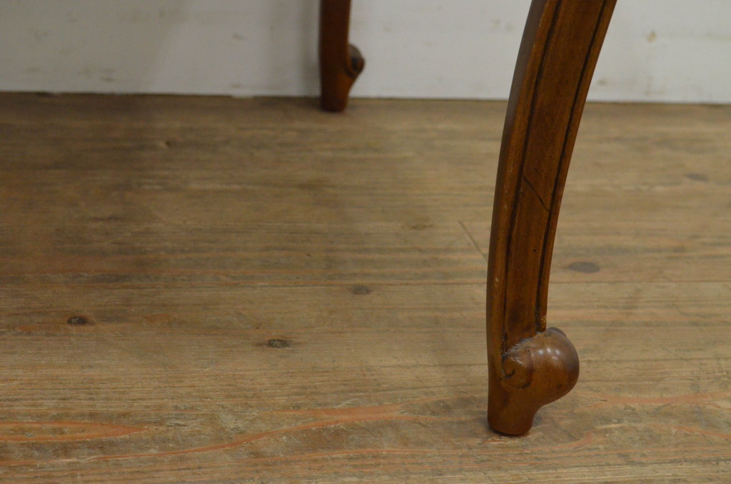 中古　DREXEL HERITAGE(ドレクセルヘリテイジ)　Touraine(ツーレイン)　マホガニー材　猫脚の優美な曲線デザインが目を惹くサイドテーブル(ナイトテーブル、エンドテーブル、花台、飾り台)(R-068110)