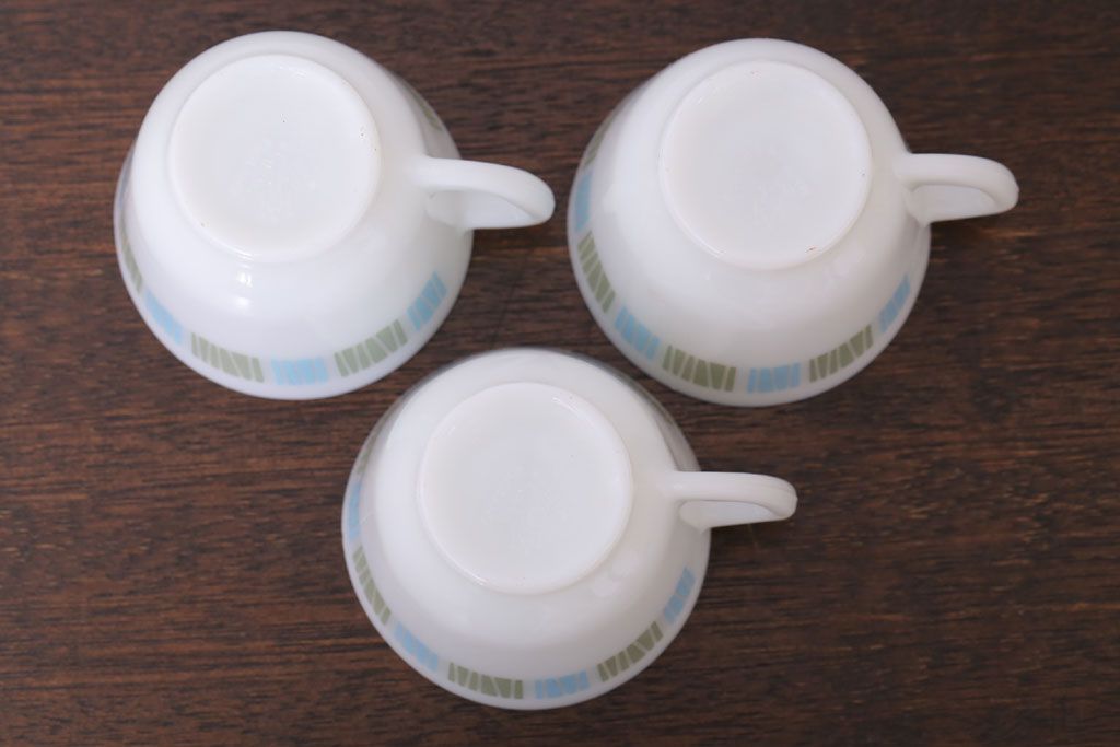 イギリスビンテージ　JAJ　パイレックス　Matchmaker(マッチメーカー)シリーズ　ミルクガラスのカップ&ソーサー&プレート(トリオ)3客セット(洋食器)(1)