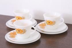 イギリスビンテージ　JAJ　パイレックス　Sunflower(サンフラワー)シリーズ　ミルクガラスのカップ&ソーサー&プレート(トリオ)3客セット(洋食器)