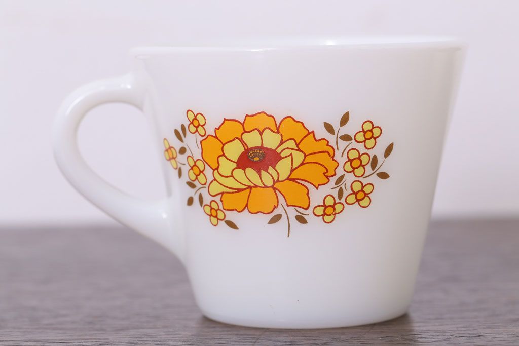 イギリスビンテージ　JAJ　パイレックス　Sunflower(サンフラワー)シリーズ　ミルクガラスのカップ&ソーサー&プレート(トリオ)3客セット(洋食器)