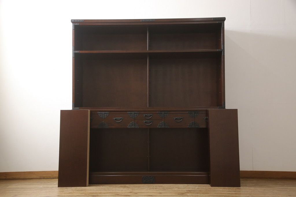 中古　美品　ケヤキ材　金具の意匠が繊細な民芸食器棚(定価約60万円)(水屋箪笥、収納棚、戸棚)(R-055083)
