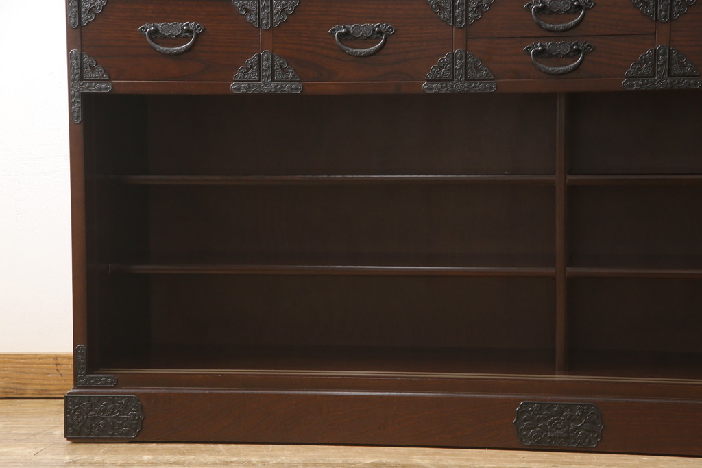 中古　美品　ケヤキ材　金具の意匠が繊細な民芸食器棚(定価約60万円)(水屋箪笥、収納棚、戸棚)(R-055083)