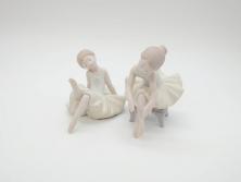 スペイン　リヤドロ　LLADRO　リトルバレリーナ　出番前　くつろぎ　しなやかなフォルムで優美な印象のフィギュリン2体(バレエ、陶器人形、置物、オブジェ)(R-069867)