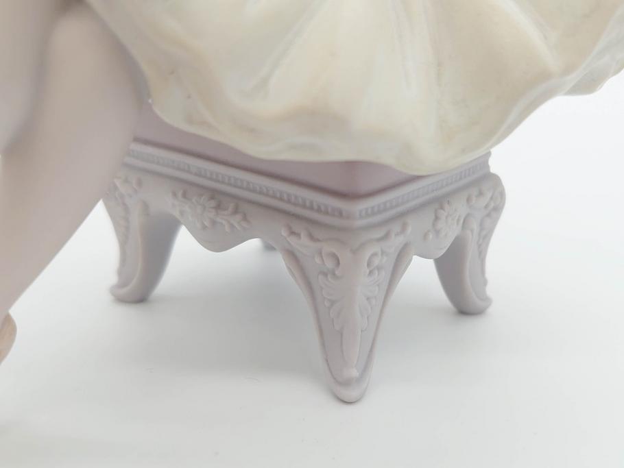 スペイン　リヤドロ　LLADRO　リトルバレリーナ　出番前　くつろぎ　しなやかなフォルムで優美な印象のフィギュリン2体(バレエ、陶器人形、置物、オブジェ)(R-069867)