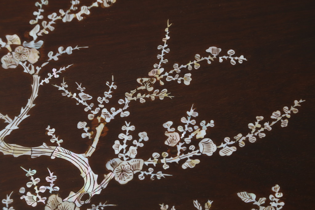 アジアンビンテージ　花梨(カリン)材　華やかで上品なデザインの大振りな象嵌入りローテーブル(センターテーブル、リビングテーブル、ヴィンテージ)(R-074098)