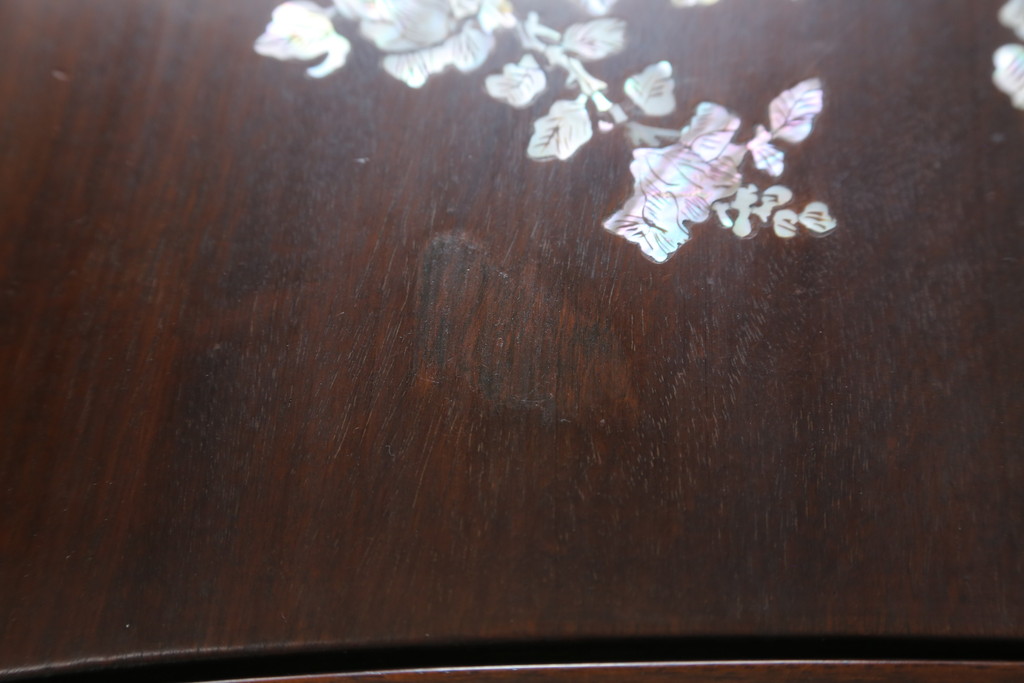 アジアンビンテージ　花梨(カリン)材　華やかで上品なデザインの大振りな象嵌入りローテーブル(センターテーブル、リビングテーブル、ヴィンテージ)(R-074098)