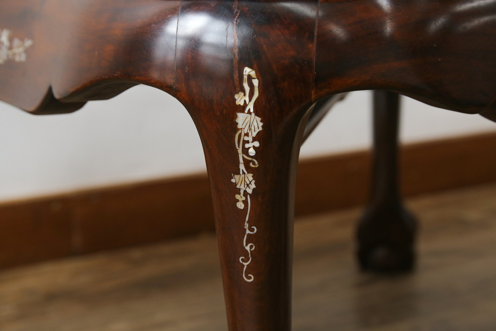アジアンビンテージ　花梨(カリン)材　華やかで上品なデザインの大振りな象嵌入りローテーブル(センターテーブル、リビングテーブル、ヴィンテージ)(R-074098)