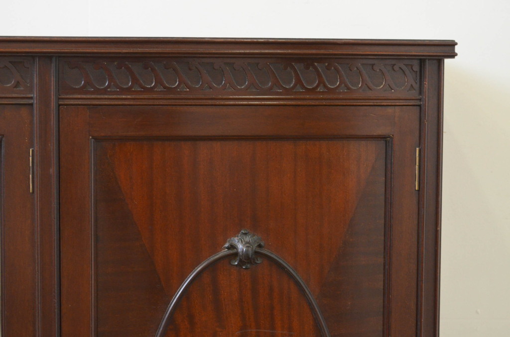 イギリスアンティーク　マホガニー材の美しい杢目が目を引く猫脚のサイドキャビネット(収納棚、戸棚、サイドボード、キャビネット、飾り棚、英国)(R-069110)