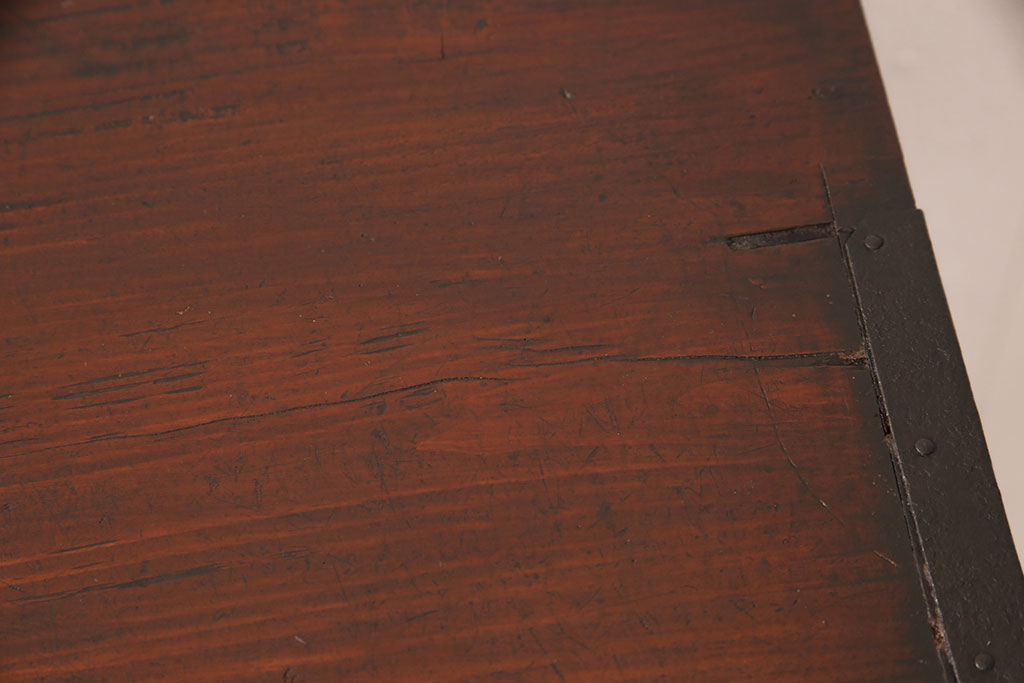 和製アンティーク　明治大正期　前面ケヤキ材　閂(かんぬき)付き　孔雀の飾り金具が存在感を放つ仙台車箪笥(仙台箪笥、時代箪笥)(R-050682)