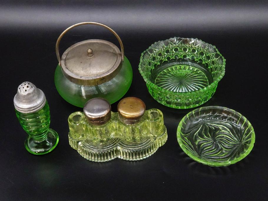 戦前　当時物　ウランガラス　プレスガラス　インクボトル　上品な雰囲気のガラス小物5点セット(ソルト、ペッパー、調味料入れ、インク壷、小物入れ、鉢、小皿、深皿、硝子、和ガラス)(R-082929)