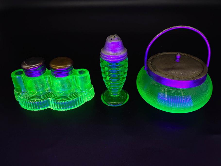 戦前　当時物　ウランガラス　プレスガラス　インクボトル　上品な雰囲気のガラス小物5点セット(ソルト、ペッパー、調味料入れ、インク壷、小物入れ、鉢、小皿、深皿、硝子、和ガラス)(R-082929)