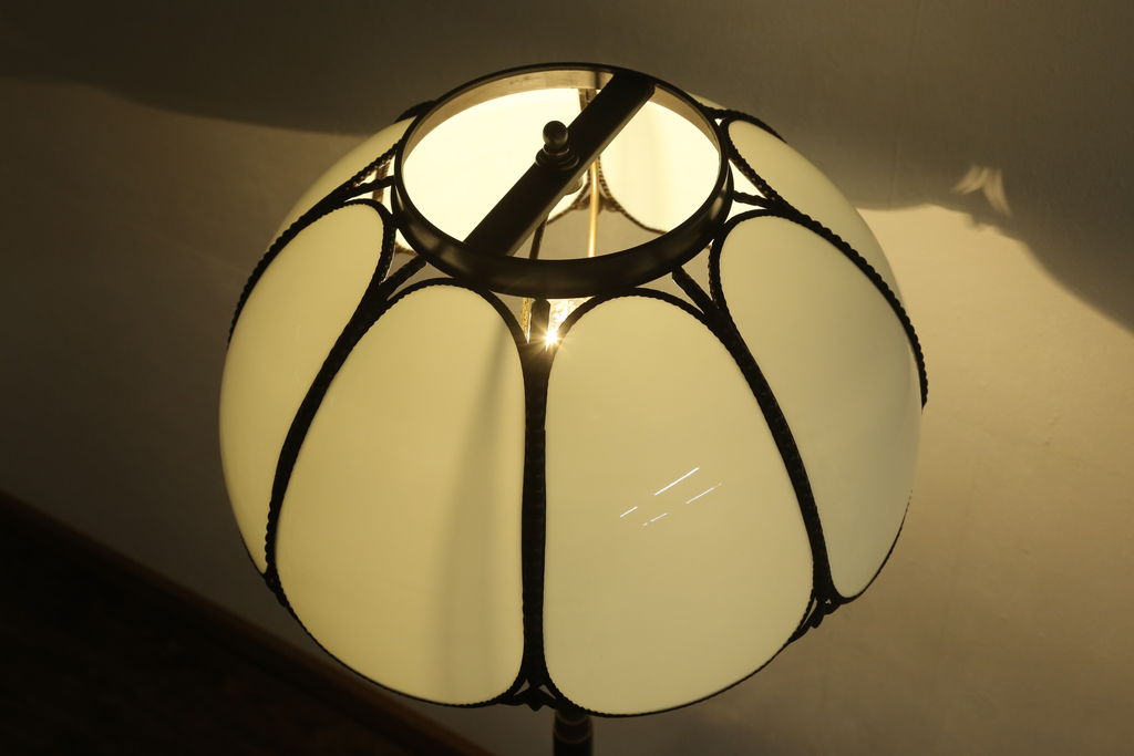 ビンテージ照明　レトロ　大正ロマンの雰囲気漂う乳白ガラスのフロアスタンド(フロアランプ、スタンドライト、スタンド照明、ヴィンテージ)(R-060498)