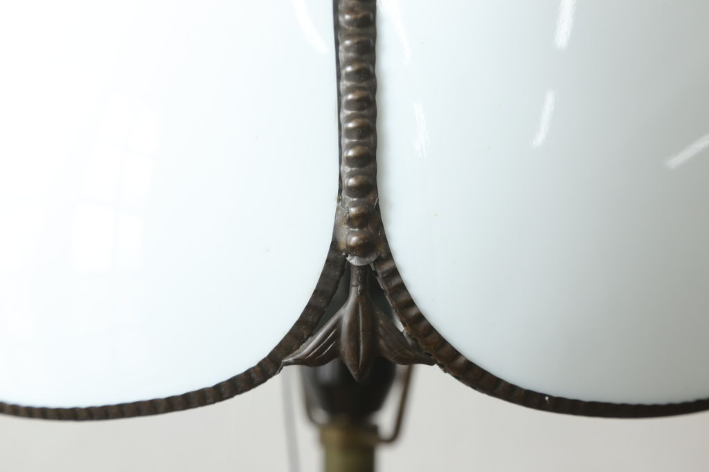 ビンテージ照明　レトロ　大正ロマンの雰囲気漂う乳白ガラスのフロアスタンド(フロアランプ、スタンドライト、スタンド照明、ヴィンテージ)(R-060498)