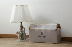 中古　美品　リヤドロ　LLADRO　少女の優美な姿で空間に華を添えてくれるテーブルランプ(卓上照明、シェード、テーブルスタンド、デスクスタンド)(R-060338)