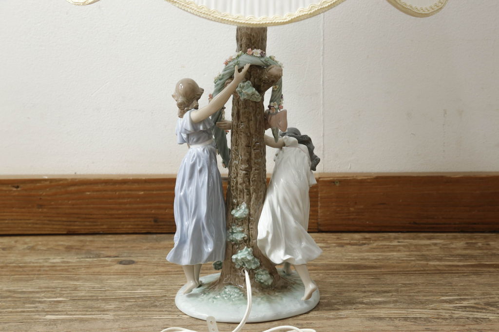 中古　美品　リヤドロ　LLADRO　少女の優美な姿で空間に華を添えてくれるテーブルランプ(卓上照明、シェード、テーブルスタンド、デスクスタンド)(R-060338)