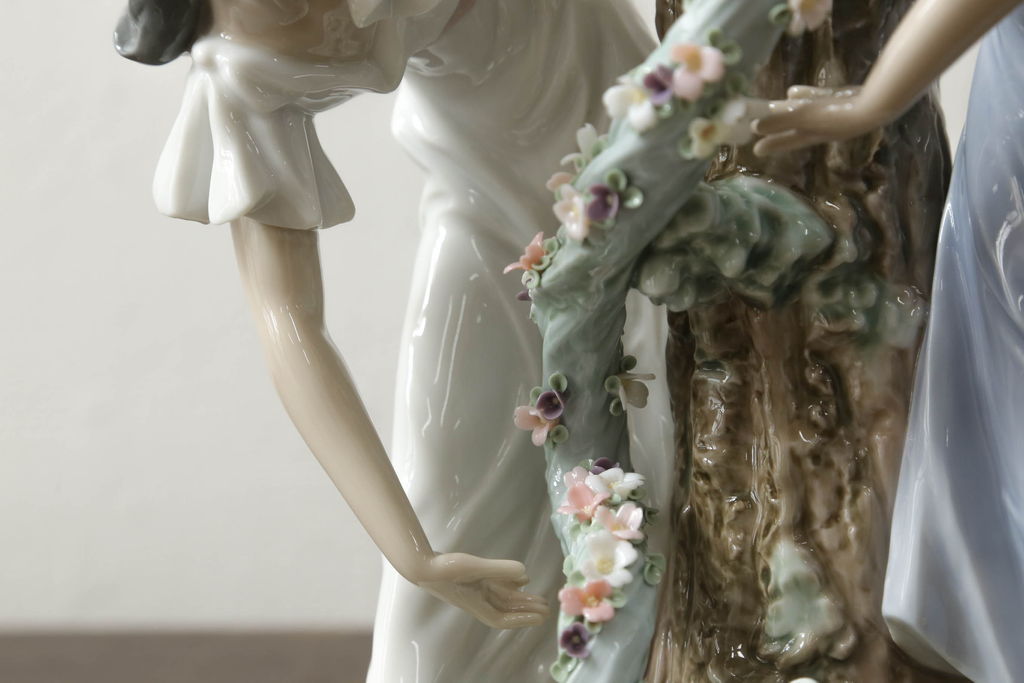 中古　美品　リヤドロ　LLADRO　少女の優美な姿で空間に華を添えてくれるテーブルランプ(卓上照明、シェード、テーブルスタンド、デスクスタンド)(R-060338)