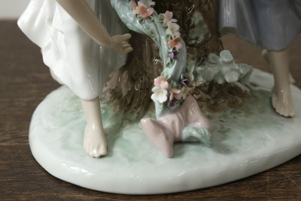 中古　美品　リヤドロ　LLADRO　少女の優美な姿で空間に華を添えてくれるテーブルランプ(卓上照明、シェード、テーブルスタンド、デスクスタンド)(R-060338)