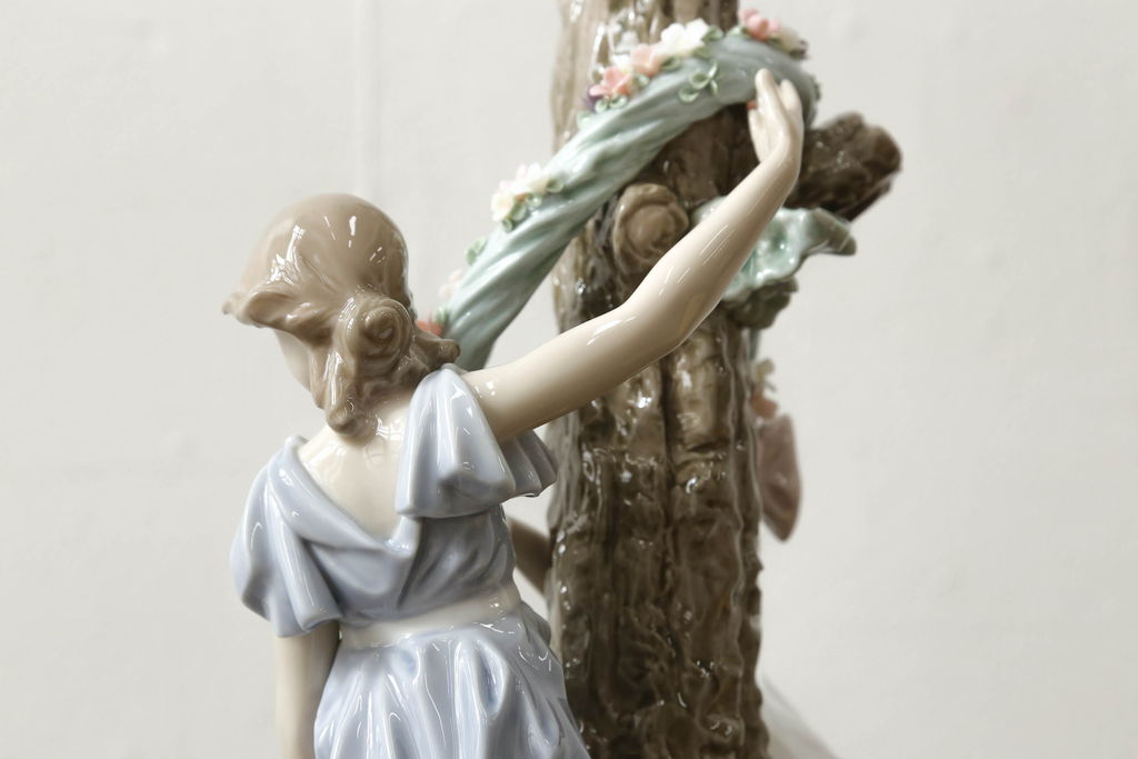 中古　美品　リヤドロ　LLADRO　少女の優美な姿で空間に華を添えてくれるテーブルランプ(卓上照明、シェード、テーブルスタンド、デスクスタンド)(R-060338)