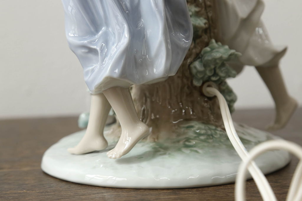 中古　美品　リヤドロ　LLADRO　少女の優美な姿で空間に華を添えてくれるテーブルランプ(卓上照明、シェード、テーブルスタンド、デスクスタンド)(R-060338)