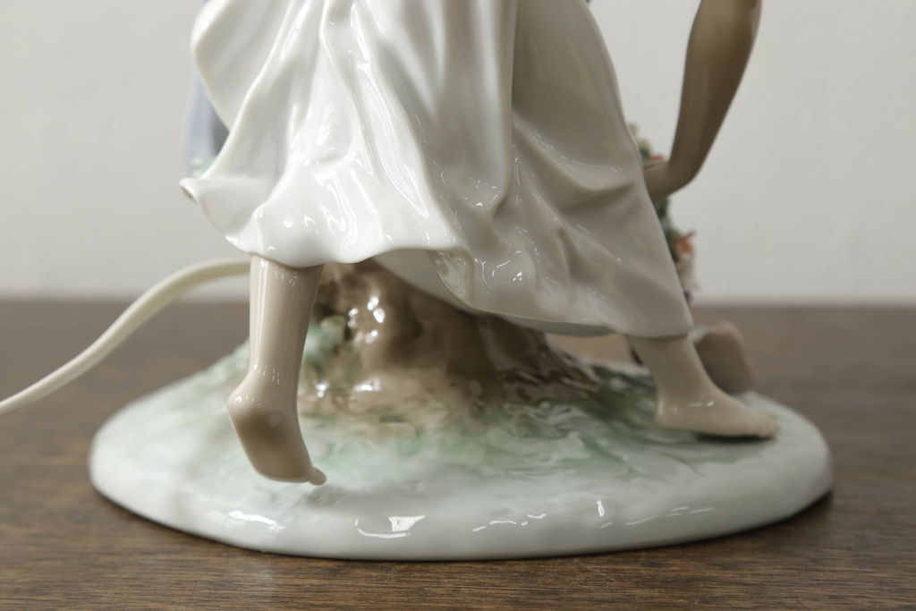 中古 美品 リヤドロ LLADRO 少女の優美な姿で空間に華を添えて