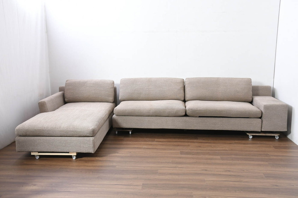 中古　美品　Cassina(カッシーナ)　Philippe Starck(フィリップ・スタルク)デザイン　MISTER(ミスター)　空間を格調高く演出するシステムソファ(カウチソファ、L字ソファ、3P、4P、5P、6P、三人掛け、四人掛け、3人掛け、4人掛け)(定価約250万円)(R-082463)