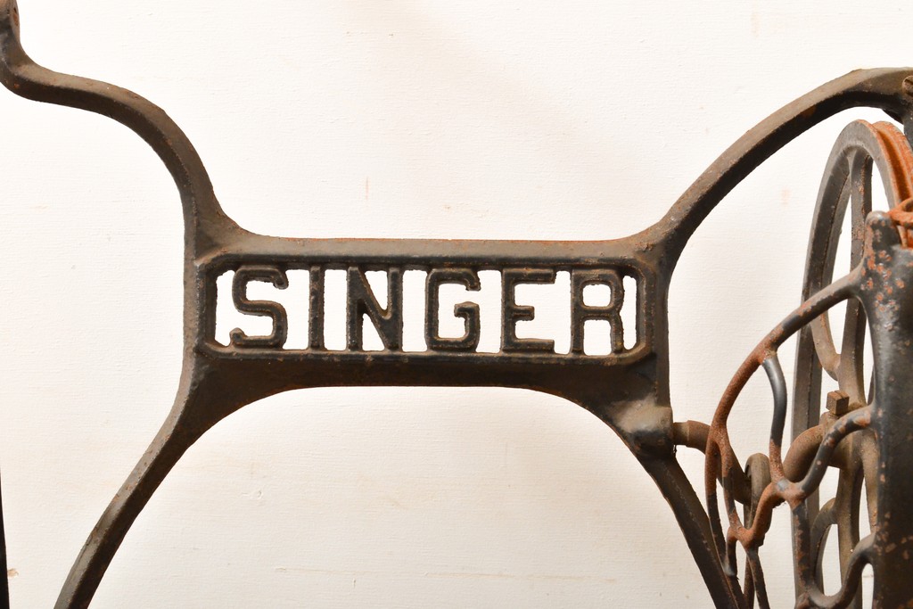 イギリスアンティーク　SINGER(シンガー)社　レトロな佇まいがお洒落なミシンの鉄脚(シンガーミシン、ミシンテーブル、ミシン台)(R-057674)