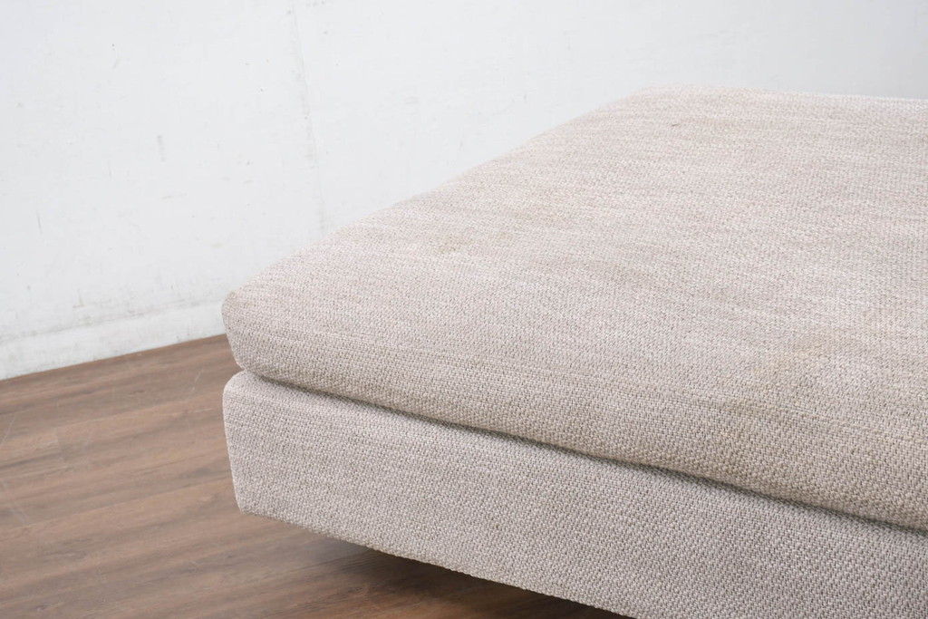 中古　美品　Cassina(カッシーナ)　Philippe Starck(フィリップ・スタルク)デザイン　MISTER(ミスター)　空間を格調高く演出するシステムソファ(カウチソファ、L字ソファ、3P、4P、5P、6P、三人掛け、四人掛け、3人掛け、4人掛け)(定価約250万円)(R-082463)