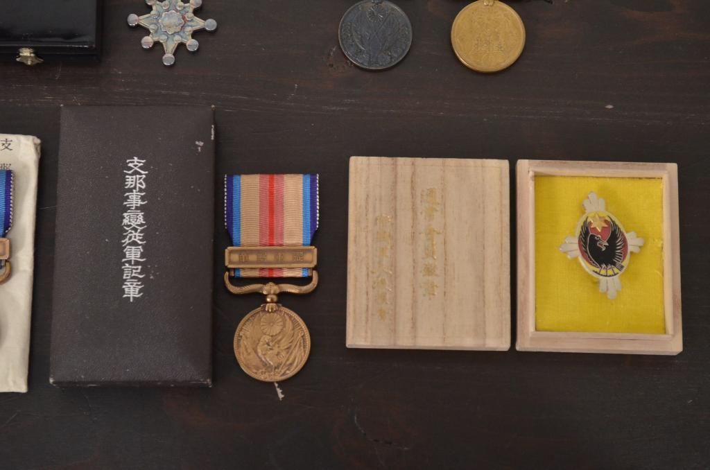記章　勲章　徽章　等まとめて12点セット(旧日本軍、大満州国建国、帝国軍人、従軍)(R-045873)