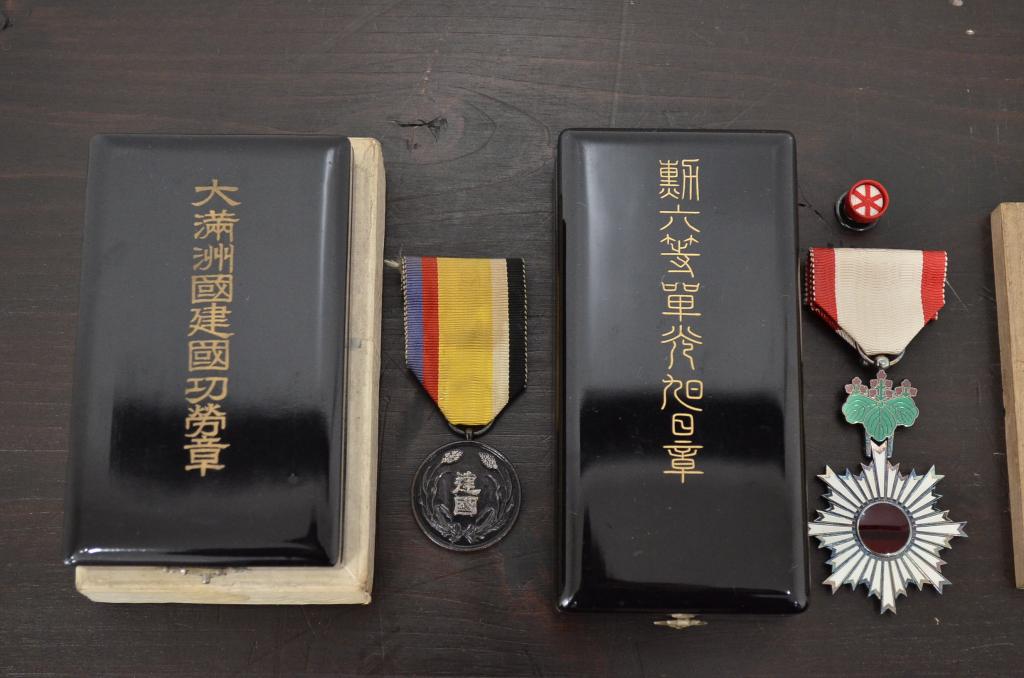 古い勲章13点(満州國建國、功労章、六等旭日章、赤十字、従軍記章)(R-047733)