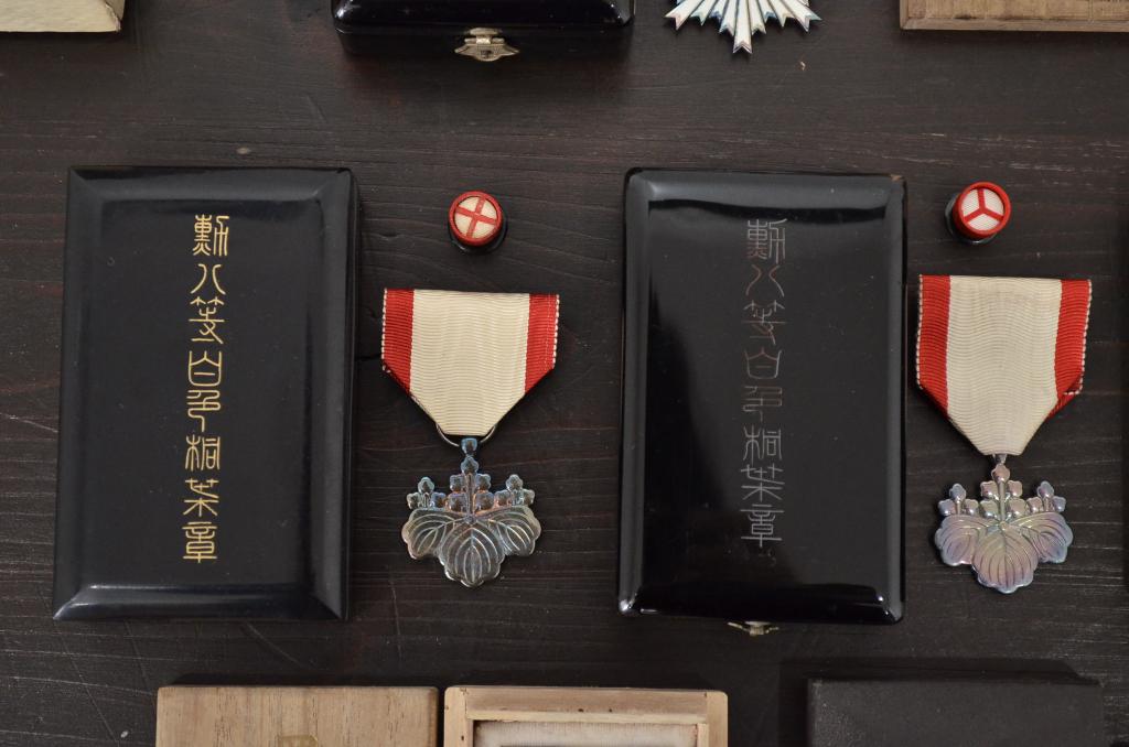 古い勲章13点(満州國建國、功労章、六等旭日章、赤十字、従軍記章)(R-047733)