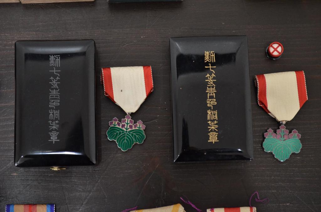 古い勲章13点(満州國建國、功労章、六等旭日章、赤十字、従軍記章)(R-047733)