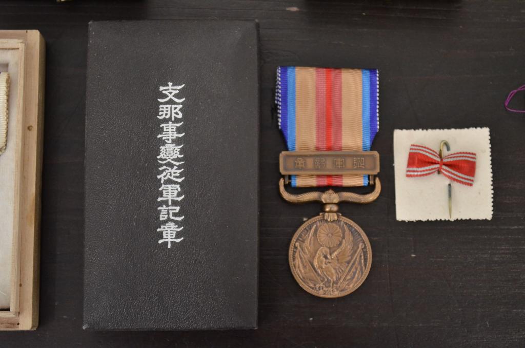 古い勲章13点(満州國建國、功労章、六等旭日章、赤十字、従軍記章)(R-047733)