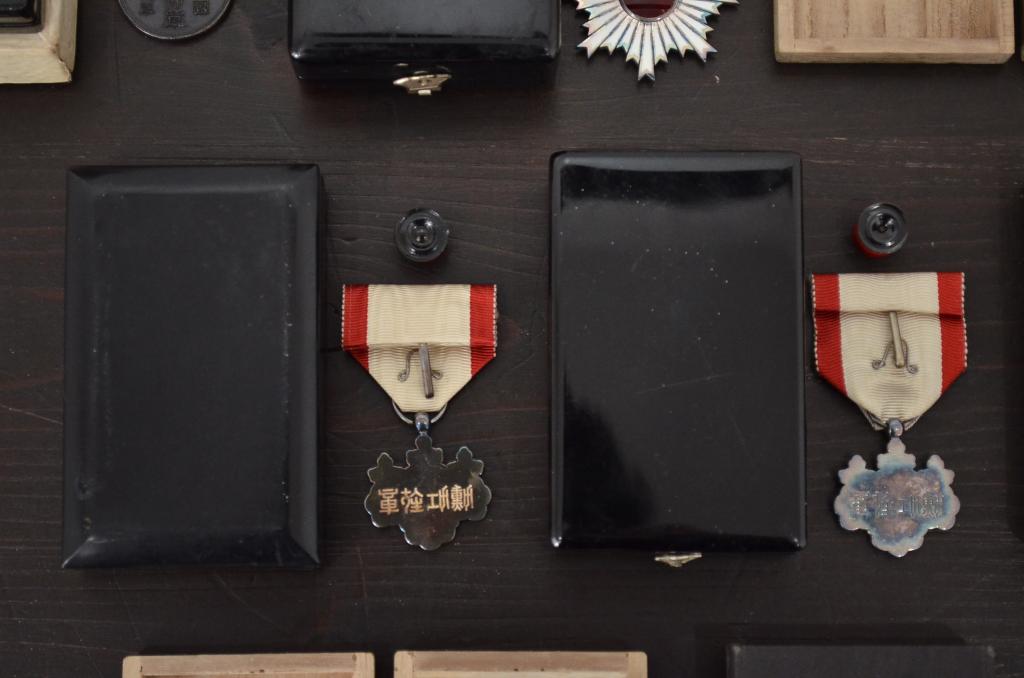 古い勲章13点(満州國建國、功労章、六等旭日章、赤十字、従軍記章)(R-047733)