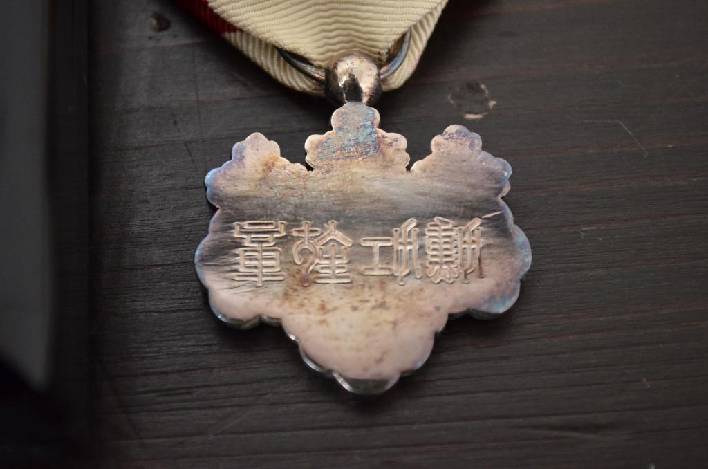 古い勲章13点(満州國建國、功労章、六等旭日章、赤十字、従軍記章)(R-047733)