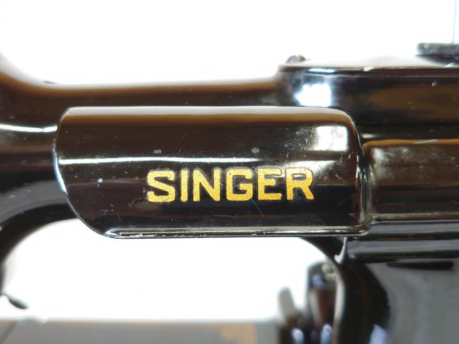 ジャンク品　SINGER(シンガー)　USA　221-1　フェザーウェイト　レトロな雰囲気が素敵なミシン(Feather weight、 箱付き、裁縫機械、糸)(R-069889)