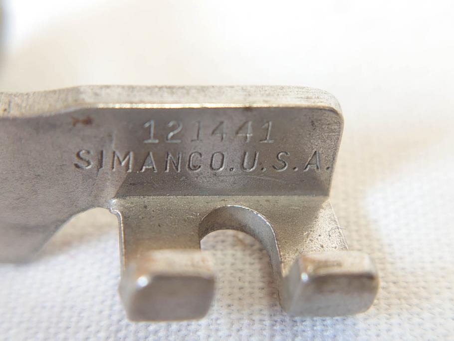 ジャンク品　SINGER(シンガー)　USA　221-1　フェザーウェイト　レトロな雰囲気が素敵なミシン(Feather weight、 箱付き、裁縫機械、糸)(R-069889)