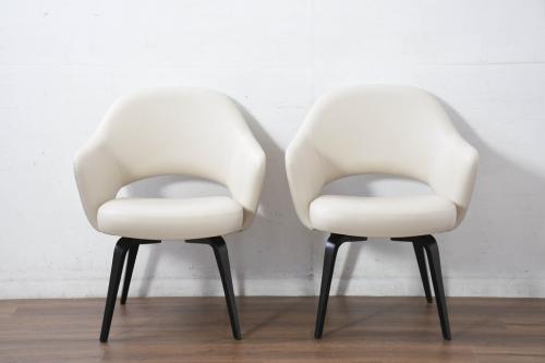 中古　新古品　ほぼ新品　Knoll(ノル)　本革(レザー)　生地KT Collection　脚エボニーウッド　Saarinen Collection Conference Arm Chair(サーリネン コレクション カンファレンス アームチェア)　シンプルで使い勝手の良いアームチェア2脚セット(椅子、イス、バラ売り可能)(定価約48万円)(R-081897)