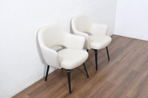 中古　新古品　ほぼ新品　Knoll(ノル)　本革(レザー)　生地KT Collection　脚エボニーウッド　Saarinen Collection Conference Arm Chair(サーリネン コレクション カンファレンス アームチェア)　シンプルで使い勝手の良いアームチェア2脚セット(椅子、イス、バラ売り可能)(定価約48万円)(R-081897)