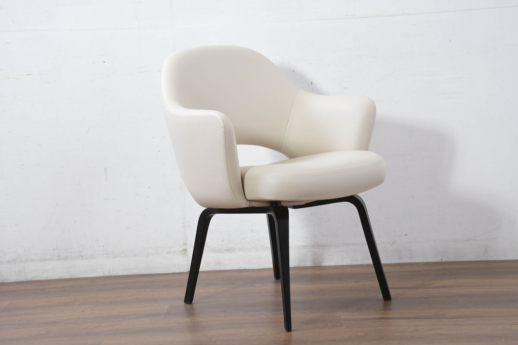 中古　新古品　ほぼ新品　Knoll(ノル)　本革(レザー)　生地KT Collection　脚エボニーウッド　Saarinen Collection Conference Arm Chair(サーリネン コレクション カンファレンス アームチェア)　シンプルで使い勝手の良いアームチェア2脚セット(椅子、イス、バラ売り可能)(定価約48万円)(R-081898)