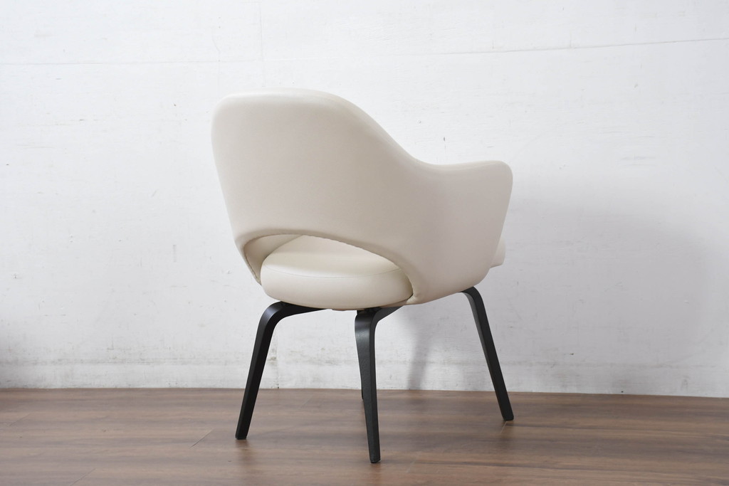 中古　新古品　ほぼ新品　Knoll(ノル)　本革(レザー)　生地KT Collection　脚エボニーウッド　Saarinen Collection Conference Arm Chair(サーリネン コレクション カンファレンス アームチェア)　シンプルで使い勝手の良いアームチェア2脚セット(椅子、イス、バラ売り可能)(定価約48万円)(R-081898)